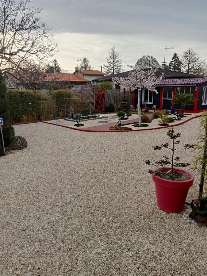 Une Pause Quelque Part Au Jardin Des Erables Et Des Niwakis Saint-Medard-de-Guizieres Luaran gambar
