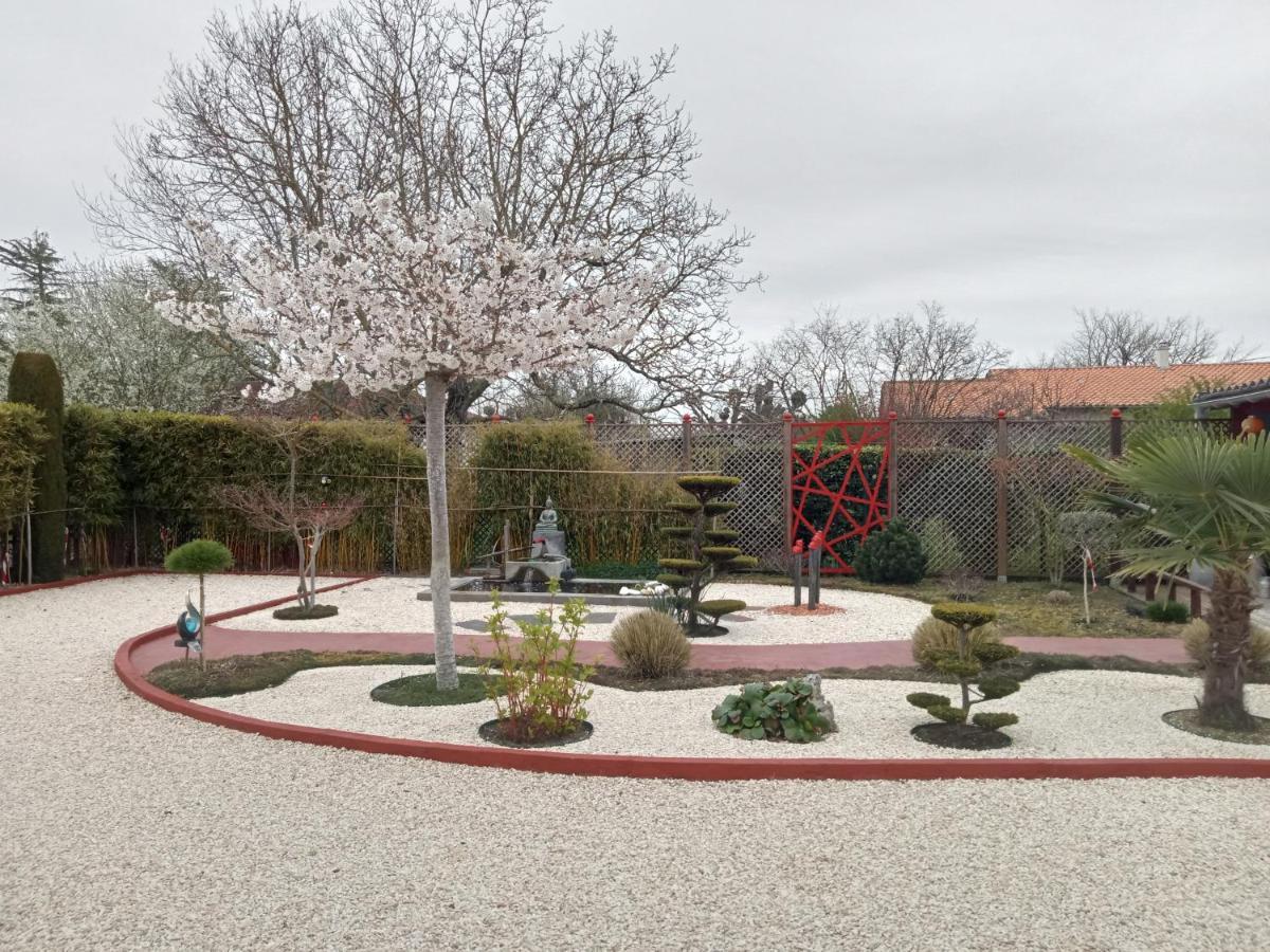 Une Pause Quelque Part Au Jardin Des Erables Et Des Niwakis Saint-Medard-de-Guizieres Luaran gambar