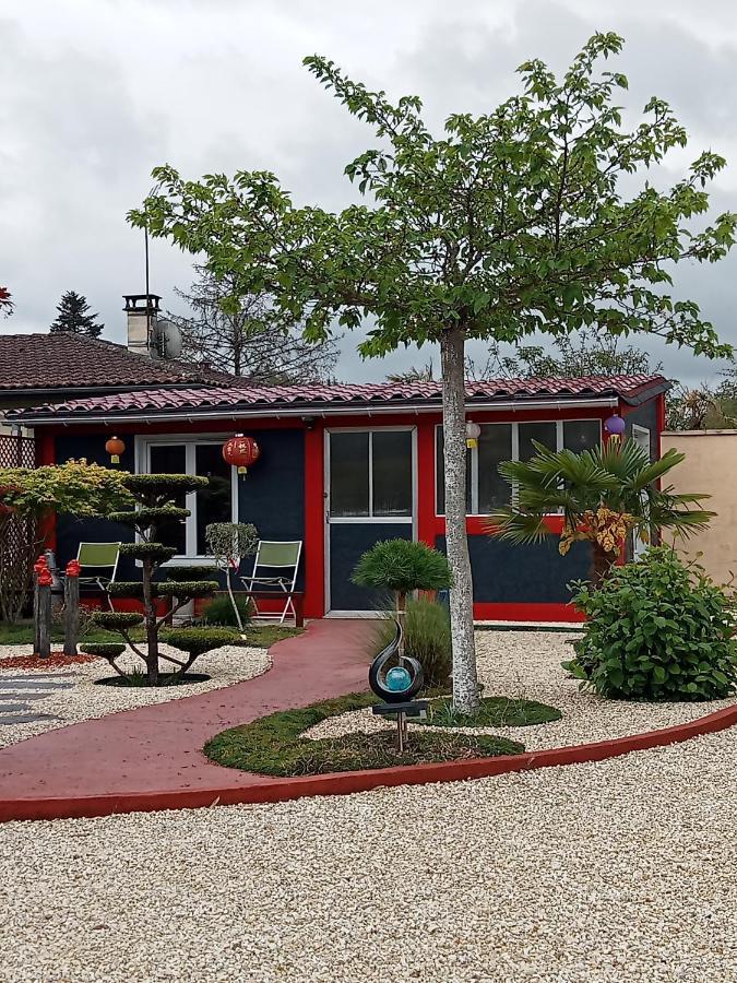 Une Pause Quelque Part Au Jardin Des Erables Et Des Niwakis Saint-Medard-de-Guizieres Luaran gambar
