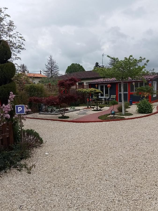 Une Pause Quelque Part Au Jardin Des Erables Et Des Niwakis Saint-Medard-de-Guizieres Luaran gambar