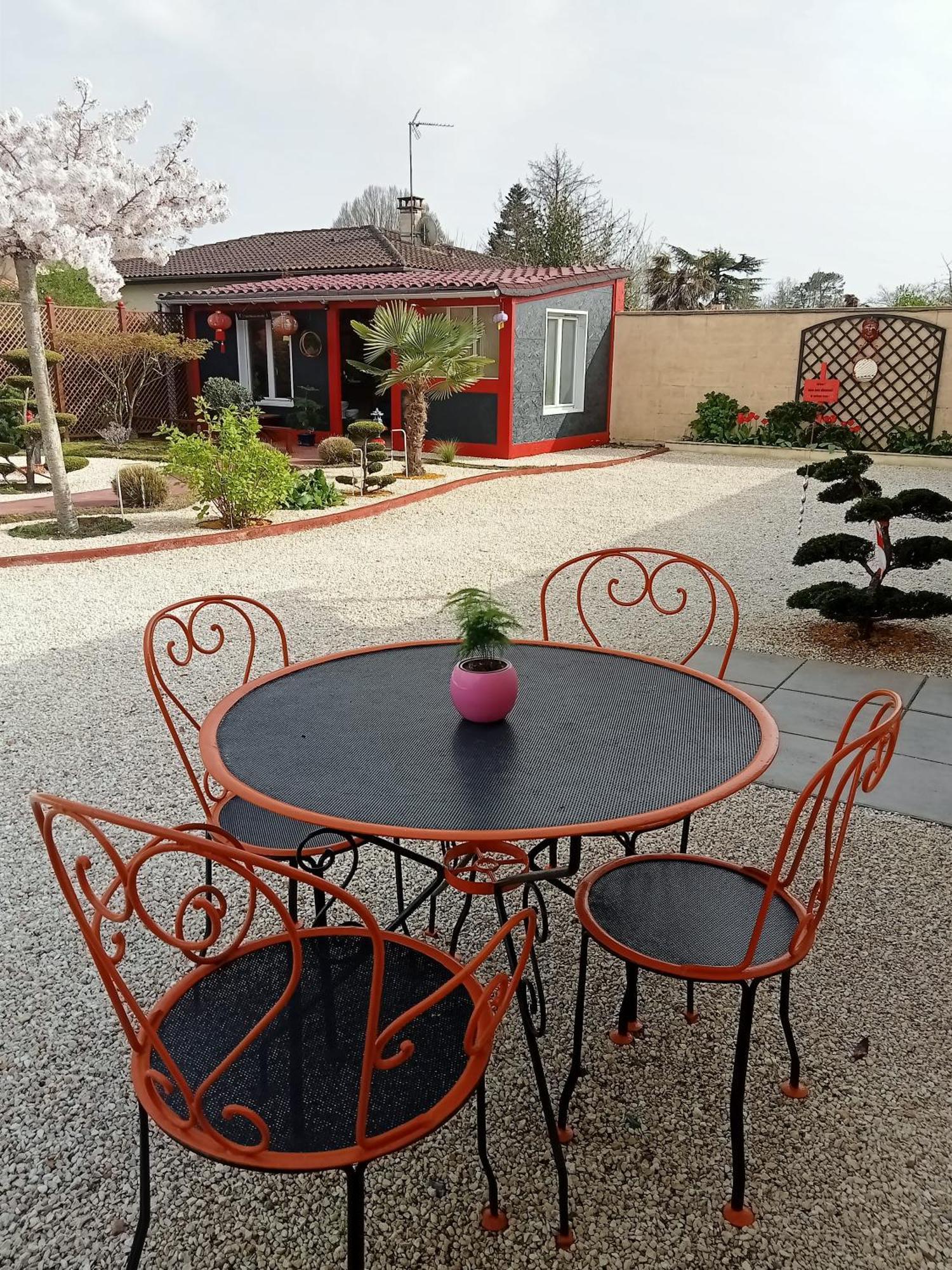 Une Pause Quelque Part Au Jardin Des Erables Et Des Niwakis Saint-Medard-de-Guizieres Luaran gambar