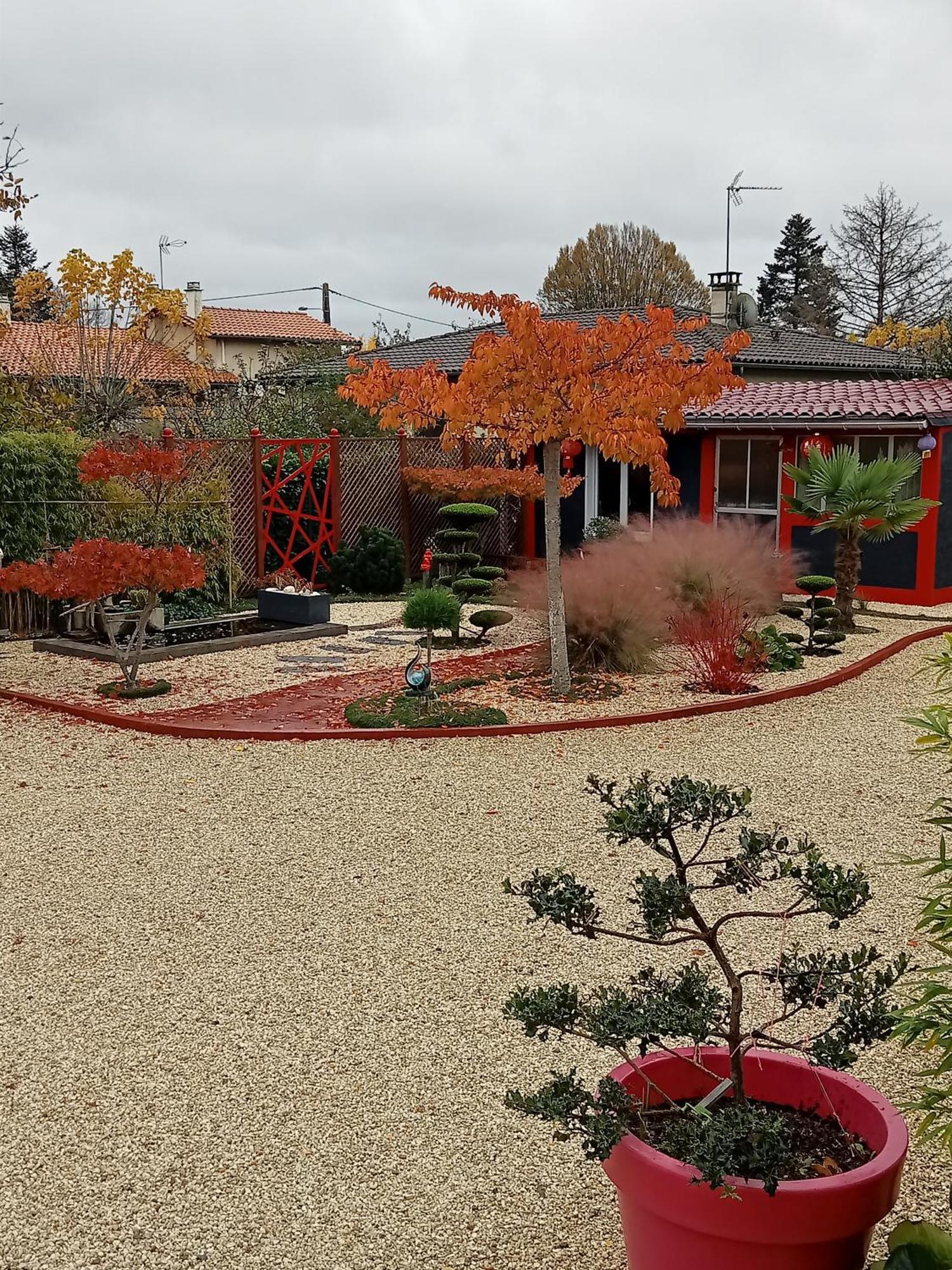 Une Pause Quelque Part Au Jardin Des Erables Et Des Niwakis Saint-Medard-de-Guizieres Luaran gambar