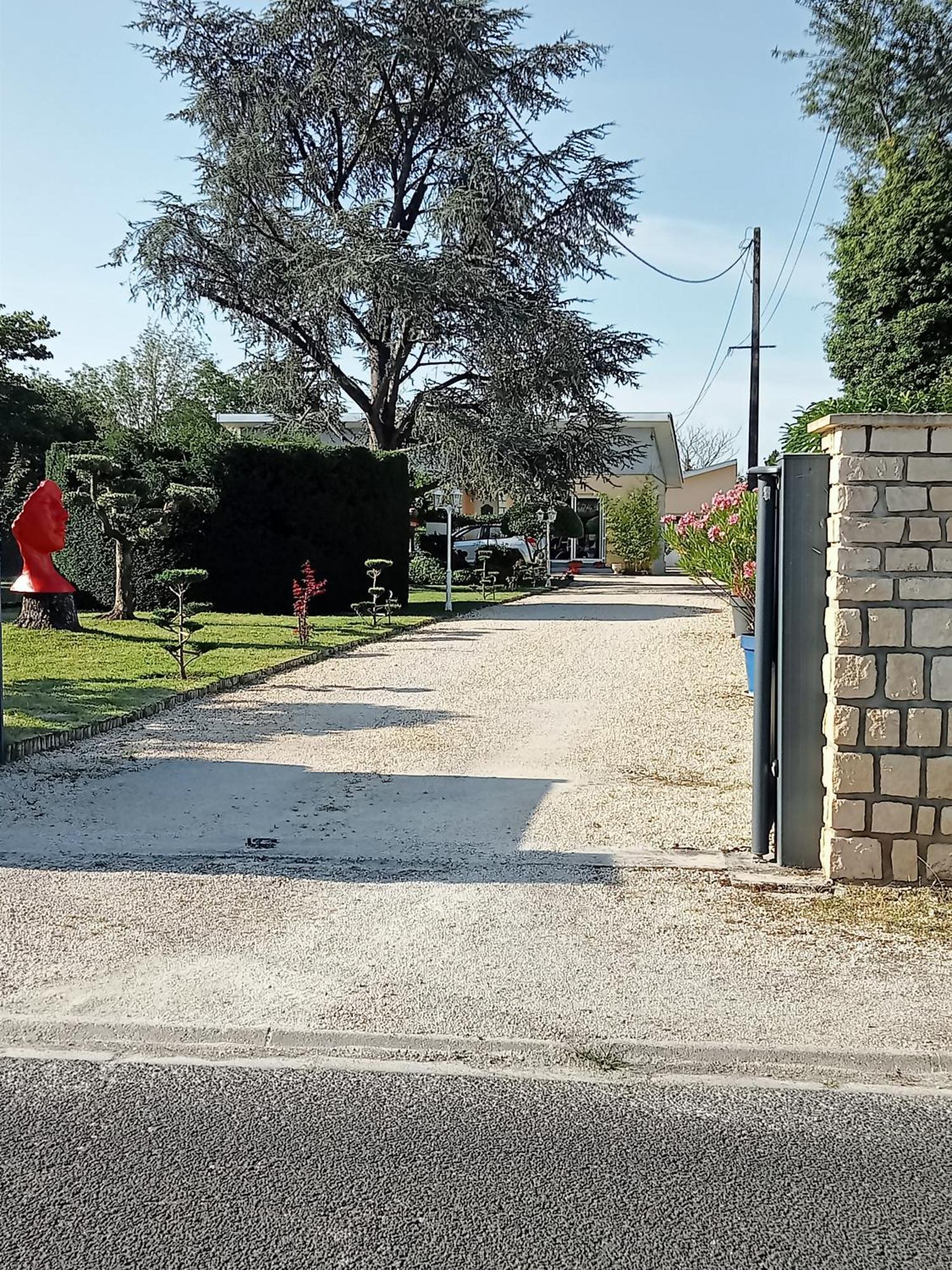 Une Pause Quelque Part Au Jardin Des Erables Et Des Niwakis Saint-Medard-de-Guizieres Luaran gambar