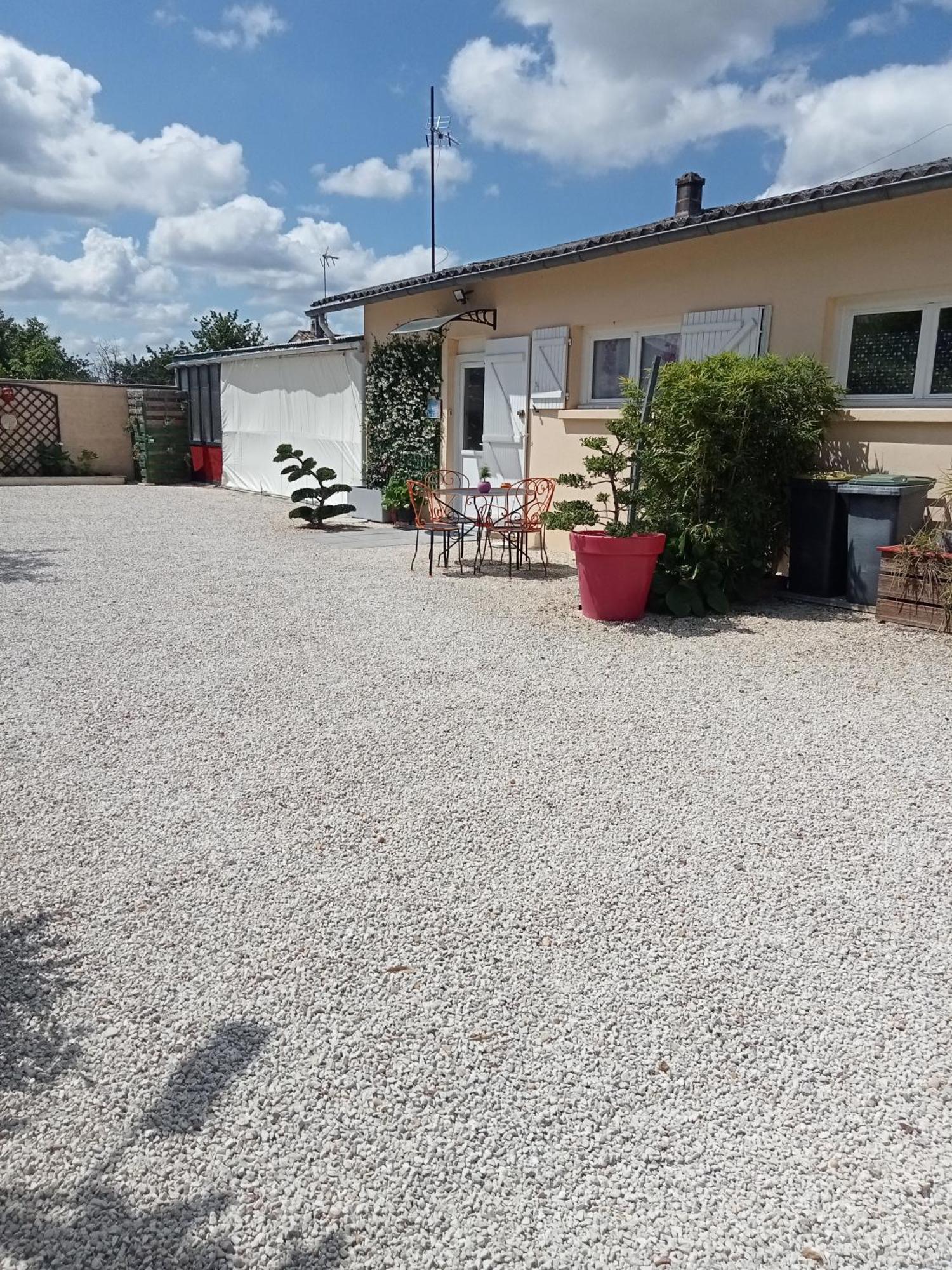 Une Pause Quelque Part Au Jardin Des Erables Et Des Niwakis Saint-Medard-de-Guizieres Luaran gambar