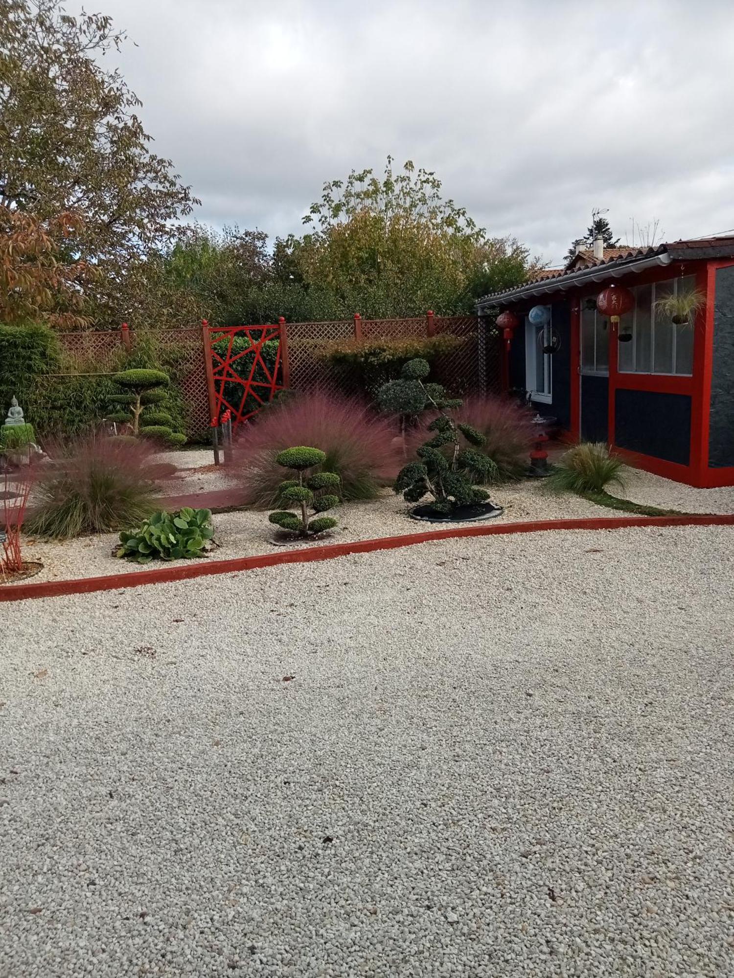 Une Pause Quelque Part Au Jardin Des Erables Et Des Niwakis Saint-Medard-de-Guizieres Luaran gambar